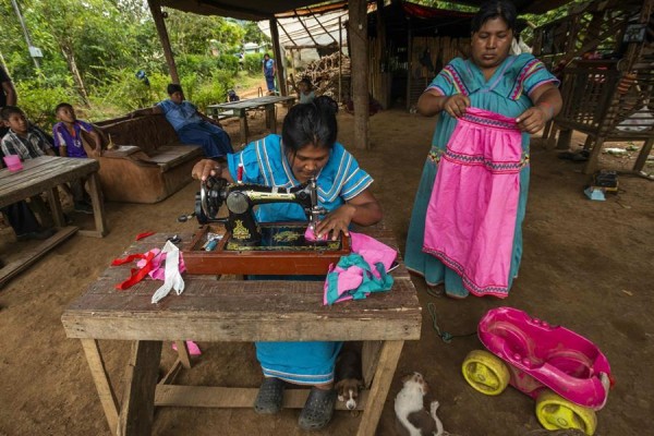 La mujer indígena Gineth Palacios cose un vestido tradicional, en el territorio indígena Ngäbe-Buglé de Coto Brus, en Puntarenas. | La mujer indígena Gineth Palacios cose un vestido tradicional, en el territorio indígena Ngäbe-Buglé de Coto Brus, en Puntarenas. |