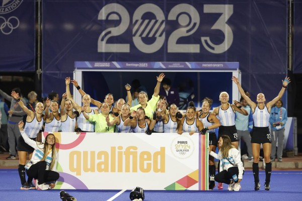 Jugadoras de Argentina posan con la medalla de oro y un aviso de clasificadas para los Juegos Olímpicos 2024 tras la final de hockey sobre hierba femenino hoy, durante los Juegos Panamericanos. Jugadoras de Argentina posan con la medalla de oro y un aviso de clasificadas para los Juegos Olímpicos 2024 tras la final de hockey sobre hierba femenino hoy, durante los Juegos Panamericanos.