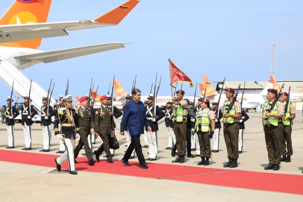 Fotografía cedida por la oficina de Prensa de Miraflores donde se observa al presidente de Venezuela, Nicolás Maduro (c), durante su llegada hoy a Caracas (Venezuela). Fotografía cedida por la oficina de Prensa de Miraflores donde se observa al presidente de Venezuela, Nicolás Maduro (c), durante su llegada hoy a Caracas (Venezuela).