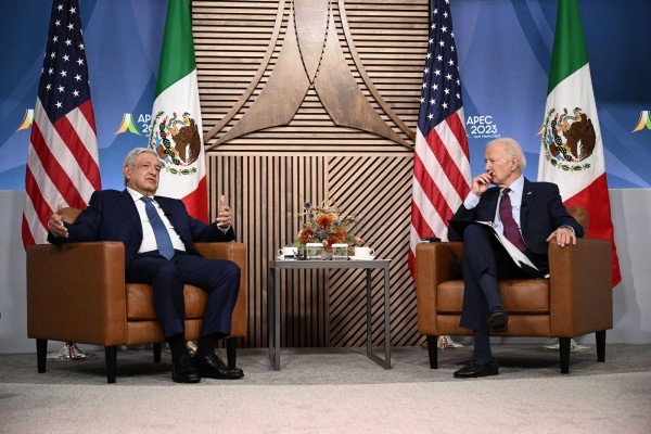 El presidente estadounidense, Joe Biden (derecha), observa mientras el presidente mexicano, Andrés Manuel López Obrador, habla durante una reunión bilateral el último día de la Semana de Líderes del Foro de Cooperación Económica Asia-Pacífico. El presidente estadounidense, Joe Biden (derecha), observa mientras el presidente mexicano, Andrés Manuel López Obrador, habla durante una reunión bilateral el último día de la Semana de Líderes del Foro de Cooperación Económica Asia-Pacífico.