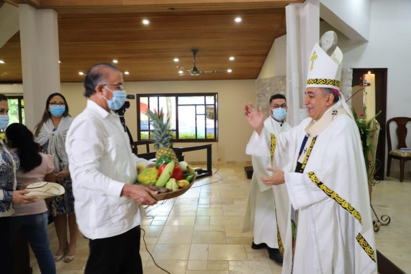 Monseñor Ulloa recibe del titular del MIDA, Augusto Valderrama las ofrendas. Monseñor Ulloa recibe del titular del MIDA, Augusto Valderrama las ofrendas.