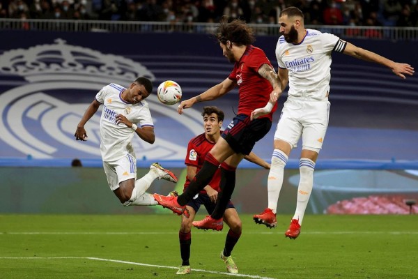 El delantero brasileño del Real Madrid Rodrygo Silva (i) intenta rematar de cabeza durante el partido de la jornada 11 de LaLiga. El delantero brasileño del Real Madrid Rodrygo Silva (i) intenta rematar de cabeza durante el partido de la jornada 11 de LaLiga.