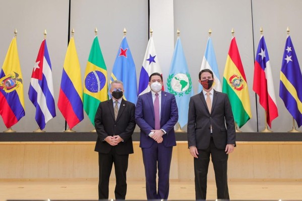 De izquierda a derecha, el nuevo presidente de Camtur, Ovidio Díaz; el vicepresidente de Panamá, José Gabriel Carrizo; y el administrador de Turismo, Iván Eskildsen. De izquierda a derecha, el nuevo presidente de Camtur, Ovidio Díaz; el vicepresidente de Panamá, José Gabriel Carrizo; y el administrador de Turismo, Iván Eskildsen.