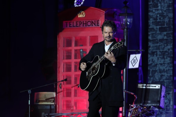 Al cantar, Arjona pone morritos leves de manera que las palabras parecen salir a pequeñas dosis directas al alma. Al cantar, Arjona pone morritos leves de manera que las palabras parecen salir a pequeñas dosis directas al alma.
