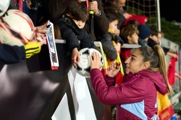 Carmona firmando un balón a los fanáticos tras un entrenamiento. Carmona firmando un balón a los fanáticos tras un entrenamiento.