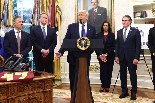 Fotografía de archivo del presidente de EE.UU. Donald Trump, junto con el propietario de los Washington Commanders. Fotografía de archivo del presidente de EE.UU. Donald Trump, junto con el propietario de los Washington Commanders.