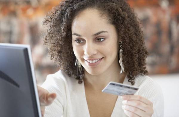 Las compras en línea están cada vez más arraigadas en el comportamiento de compra de los consumidores. Las compras en línea están cada vez más arraigadas en el comportamiento de compra de los consumidores.