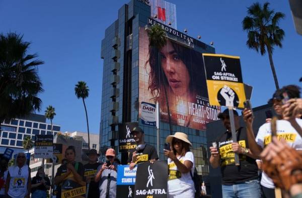 Integrantes del sindicato de actores de EE.UU. (SAG-AFTRA, en inglés) en una protesta a las afueras de un estudio de cine de Los Ángeles, California, en una fotografía de archivo. Integrantes del sindicato de actores de EE.UU. (SAG-AFTRA, en inglés) en una protesta a las afueras de un estudio de cine de Los Ángeles, California, en una fotografía de archivo.