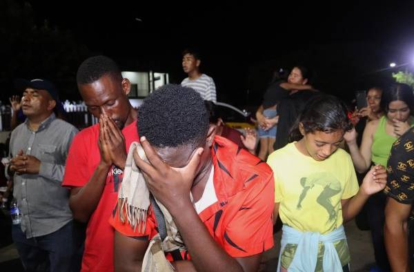 Un grupo de migrantes participa en una ceremonia religiosa, el 18 de septiembre de 2023, en Tapachula, estado de Chiapas. Un grupo de migrantes participa en una ceremonia religiosa, el 18 de septiembre de 2023, en Tapachula, estado de Chiapas.