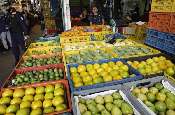 Comerciantes trabajan en la venta y distribución de alimentos en la plaza de mercado Corabastos, en una fotografía de archivo. Comerciantes trabajan en la venta y distribución de alimentos en la plaza de mercado Corabastos, en una fotografía de archivo.