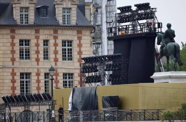 Un miembro del personal de seguridad patrulla junto a la estatua de Enrique IV en el puente Pont Neuf. lanzaran el desfile de la colección de moda masculina primavera/verano 2024 de Louis Vuitton. Un miembro del personal de seguridad patrulla junto a la estatua de Enrique IV en el puente Pont Neuf. lanzaran el desfile de la colección de moda masculina primavera/verano 2024 de Louis Vuitton.