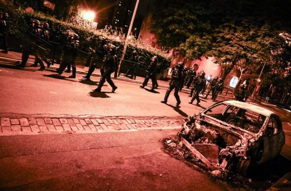 Durante la pasada noche, al menos 719 personas fueron detenidas y 45 policías resultaron heridos. Durante la pasada noche, al menos 719 personas fueron detenidas y 45 policías resultaron heridos.