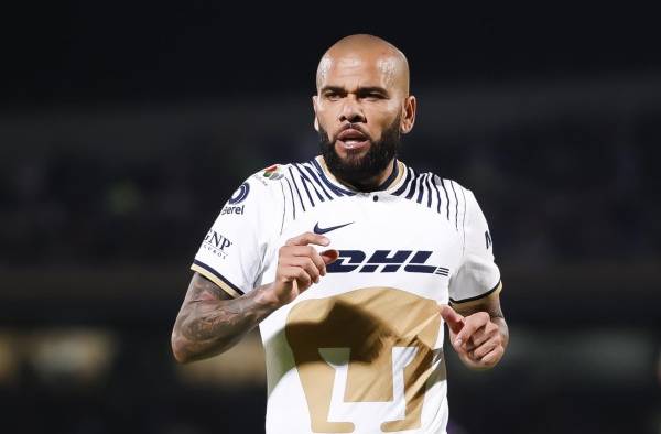 El jugador de Pumas Dani Alves reacciona ante Mazatlán hoy, durante un partido de la jornada cinco del Torneo Apertura del fútbol mexicano realizado en el Estadio Olímpico Universitario de la Ciudad de México (México). El jugador de Pumas Dani Alves reacciona ante Mazatlán hoy, durante un partido de la jornada cinco del Torneo Apertura del fútbol mexicano realizado en el Estadio Olímpico Universitario de la Ciudad de México (México).