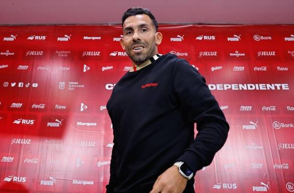 Carlos Tévez posa durante su presentación como el nuevo técnico de Independiente, en Buenos Aires (Argentina). Carlos Tévez posa durante su presentación como el nuevo técnico de Independiente, en Buenos Aires (Argentina).