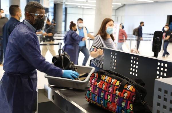 Pasajeros en tránsito por el Aeropuerto Internacional de Tocumen. Pasajeros en tránsito por el Aeropuerto Internacional de Tocumen.