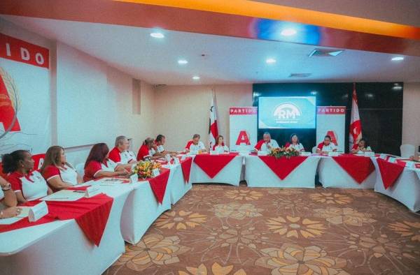 El Directorio Nacional del partido Alianza avaló la candidatura a la vicepresidencia, de Marta Linares de Martinelli. El Directorio Nacional del partido Alianza avaló la candidatura a la vicepresidencia, de Marta Linares de Martinelli.