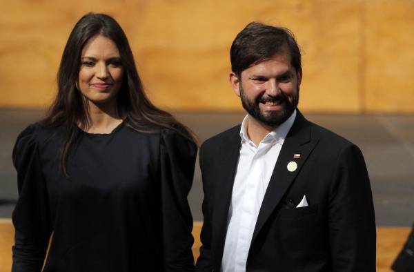 Boric junto a Irina Karamanos, una cientista social de 34 años. Boric junto a Irina Karamanos, una cientista social de 34 años.