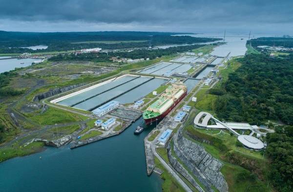 Imagen de archivo cuando el SK Resolute transitó por el Canal ampliado. Imagen de archivo cuando el SK Resolute transitó por el Canal ampliado.