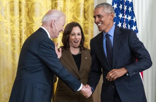 El presidente de Estados Unidos, Joe Biden; la vicepresidenta estadounidense, Kamala Harris ; y el expresidente estadounidense Barack Obama El presidente de Estados Unidos, Joe Biden; la vicepresidenta estadounidense, Kamala Harris ; y el expresidente estadounidense Barack Obama