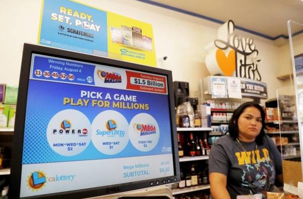Una pantalla digital muestra el mayor premio mayor de la lotería Mega Millions de $1.5 mil millones en una tienda de donas en Oakland, California, EE.UU. Una pantalla digital muestra el mayor premio mayor de la lotería Mega Millions de $1.5 mil millones en una tienda de donas en Oakland, California, EE.UU.