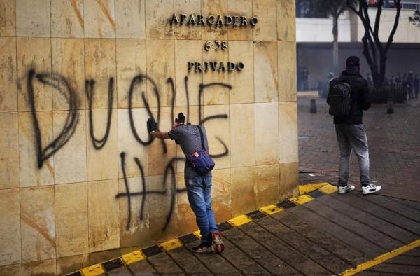 La crisis a puesto al uribismo contra las cuerdas y arroja dudas sobre la continuidad de la presidencia Duque, delfín político del exmandatario Alvaro Uribe Vélez. La crisis a puesto al uribismo contra las cuerdas y arroja dudas sobre la continuidad de la presidencia Duque, delfín político del exmandatario Alvaro Uribe Vélez.