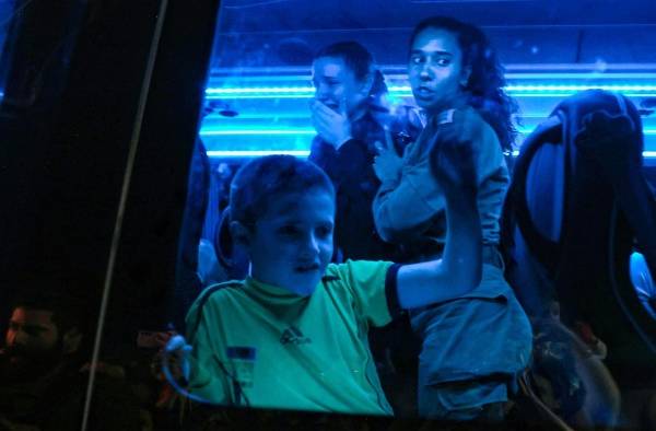 Los rehenes liberados por Hamás son vistos a través de la ventana de un autobús que los transporta a una base militar en Ofakim, en el sur de Israel. Los rehenes liberados por Hamás son vistos a través de la ventana de un autobús que los transporta a una base militar en Ofakim, en el sur de Israel.