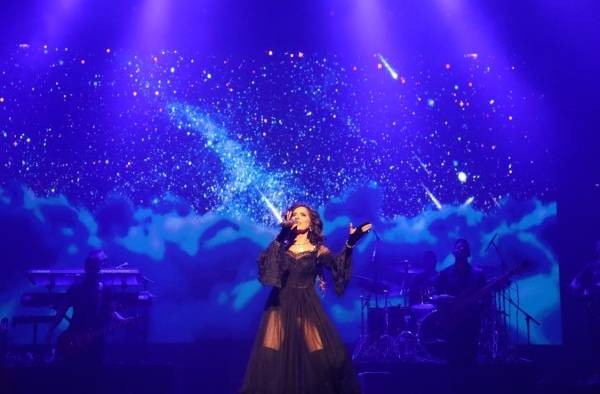 La cantante mexicana Gloria Trevi se presenta en concierto en el Teatro Real de Madrid (España). La cantante mexicana Gloria Trevi se presenta en concierto en el Teatro Real de Madrid (España).