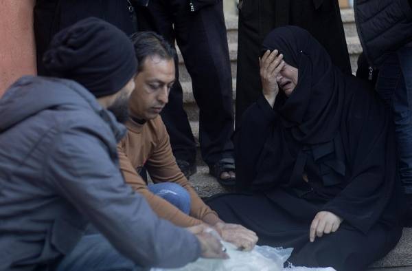 Khan Yunis (-), 02/12/2023.- Relatives of Palestinians from the Murad family, who died during Israeli air strikes in the southern Gaza Strip, mourn next to their wrapped bodies, outside Nasser Hospital in Khan Yunis, southern Gaza Strip, 02 December 2023. Israeli forces hit targets in the Gaza Strip after a weeklong truce expired on 01 December. More than 15,000 Palestinians and at least 1,200 Israelis have been killed, according to the Gaza Government media office and the Israel Defense Forces (IDF), since Hamas militants launched an attack against Israel from the Gaza Strip on 07 October, and the Israeli operations in Gaza and the West Bank which followed it. EFE/EPA/HAITHAM IMAD Khan Yunis (-), 02/12/2023.- Relatives of Palestinians from the Murad family, who died during Israeli air strikes in the southern Gaza Strip, mourn next to their wrapped bodies, outside Nasser Hospital in Khan Yunis, southern Gaza Strip, 02 December 2023. Israeli forces hit targets in the Gaza Strip after a weeklong truce expired on 01 December. More than 15,000 Palestinians and at least 1,200 Israelis have been killed, according to the Gaza Government media office and the Israel Defense Forces (IDF), since Hamas militants launched an attack against Israel from the Gaza Strip on 07 October, and the Israeli operations in Gaza and the West Bank which followed it. EFE/EPA/HAITHAM IMAD