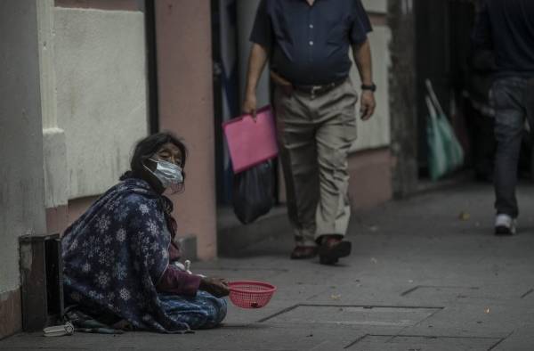 Una mujer pide dinero en la Sexta Avenida el 12 de julio 2022, en Ciudad de Guatemala Una mujer pide dinero en la Sexta Avenida el 12 de julio 2022, en Ciudad de Guatemala