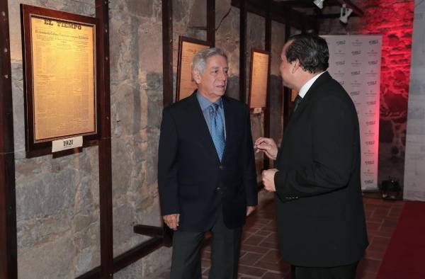 Directivos de la casa editorial en la exhibición de portadas antiguas. Dr Eloy Alfaro y Gerardo Berroa. Directivos de la casa editorial en la exhibición de portadas antiguas. Dr Eloy Alfaro y Gerardo Berroa.