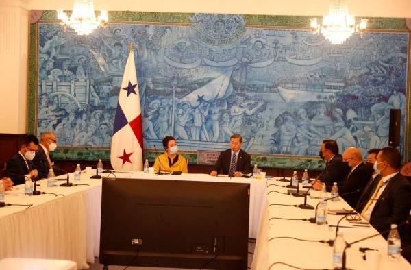 Los empresarios checos reunidos con las autoridades panameñas. Los empresarios checos reunidos con las autoridades panameñas.