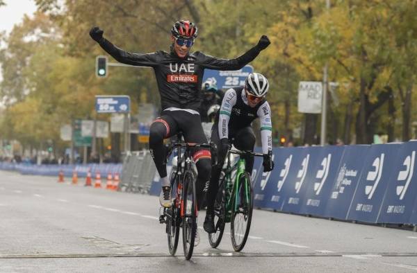 El ciclista español Juan Ayuso gana la prueba de eliminación delante de Jonathan Lastra durante el Criterium Internacional de Madrid. El ciclista español Juan Ayuso gana la prueba de eliminación delante de Jonathan Lastra durante el Criterium Internacional de Madrid.