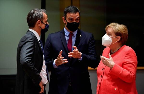 El primer ministro griego Kyriakos Mitsotakis conversa con la Canciller alemana Angela Merkel conversa y el presidente español Pedro Sánchez El primer ministro griego Kyriakos Mitsotakis conversa con la Canciller alemana Angela Merkel conversa y el presidente español Pedro Sánchez