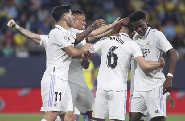 Los jugadores del Real Madrid felicitan a Nacho Fernández (2-d) tras marcar el primer gol ante el Cádiz, durante el partido de LaLiga que enfrenta este sábado al Cádiz CF y al Real Madrid FC en el estadio Nuevo Mirandilla Los jugadores del Real Madrid felicitan a Nacho Fernández (2-d) tras marcar el primer gol ante el Cádiz, durante el partido de LaLiga que enfrenta este sábado al Cádiz CF y al Real Madrid FC en el estadio Nuevo Mirandilla