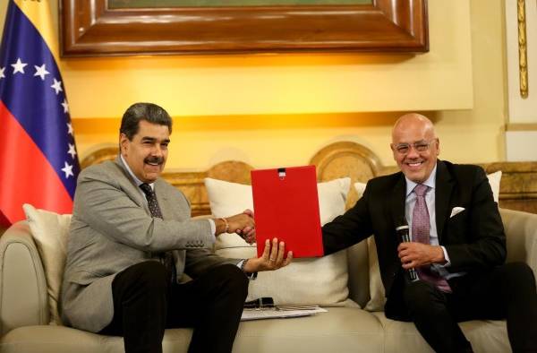 Fotografía cedida por Prensa Miraflores donde se observa al presidente venezolano, Nicolás Maduro (i), mientras se reúne con el presidente del Parlamento, Jorge Rodríguez, en Caracas (Venezuela). Fotografía cedida por Prensa Miraflores donde se observa al presidente venezolano, Nicolás Maduro (i), mientras se reúne con el presidente del Parlamento, Jorge Rodríguez, en Caracas (Venezuela).