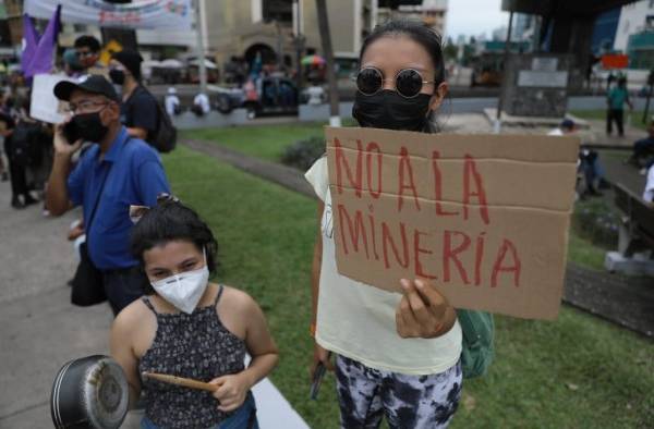 Represión policial a las afueras de la Asamblea Nacional a 2 años de la administración Cortizo. Represión policial a las afueras de la Asamblea Nacional a 2 años de la administración Cortizo.