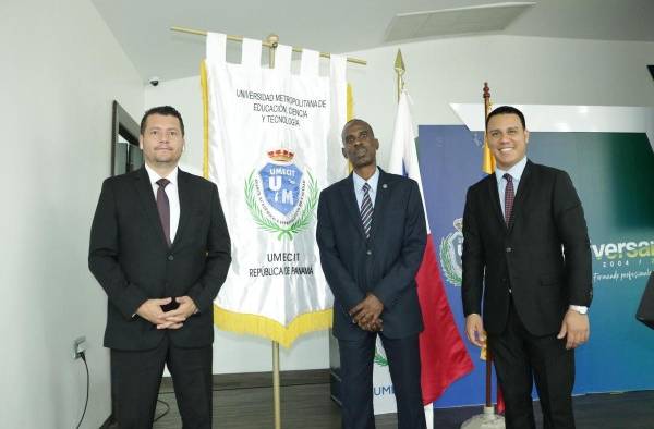 Edwin Remolina, magister en Criminalística de Colombia (i), Mario Brathwaite, magister en Criminalística panameño (c) y Abdel A. Rivera, coordinador de mestrías de la Umecit. Edwin Remolina, magister en Criminalística de Colombia (i), Mario Brathwaite, magister en Criminalística panameño (c) y Abdel A. Rivera, coordinador de mestrías de la Umecit.