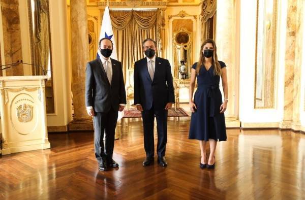La entrega de credenciales de los embajadores se hizo en el Salón Amarillo de la Presidencia de la Repùblica. La entrega de credenciales de los embajadores se hizo en el Salón Amarillo de la Presidencia de la Repùblica.