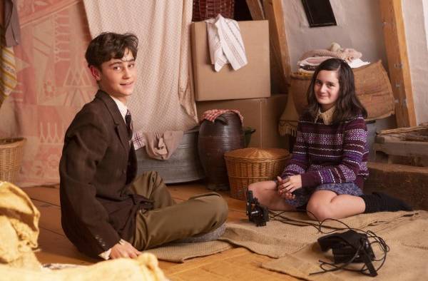 Luna (Anne) y Ezra (Peter Van Pels) tienen espacios para reflejar la relación de ambos jóvenes. Luna (Anne) y Ezra (Peter Van Pels) tienen espacios para reflejar la relación de ambos jóvenes.