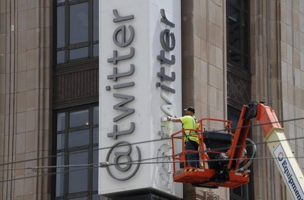 Un trabajador remueve las letras del icónico aviso vertical de Twitter en San Francisco, EE.UU., luego de anunciase el cambio de nombre a X. Un trabajador remueve las letras del icónico aviso vertical de Twitter en San Francisco, EE.UU., luego de anunciase el cambio de nombre a X.