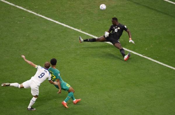 Harry Kane (i) de Inglaterra patea para anotar un gol, en un partido de los octavos de final del Mundial de Fútbol Qatar 2022 entre Inglaterra y Senegal. Harry Kane (i) de Inglaterra patea para anotar un gol, en un partido de los octavos de final del Mundial de Fútbol Qatar 2022 entre Inglaterra y Senegal.