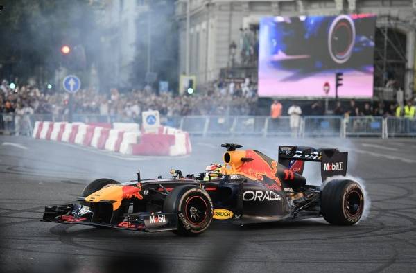 El piloto mexicano de Formula Uno Sergio Checo Pérez, de la escudería Red Bull, conduce el monoplaza RB7 durante el espectáculo Red Bull Showrun Comunidad de Madrid este sábado en las calles de Madrid. El piloto mexicano de Formula Uno Sergio Checo Pérez, de la escudería Red Bull, conduce el monoplaza RB7 durante el espectáculo Red Bull Showrun Comunidad de Madrid este sábado en las calles de Madrid.