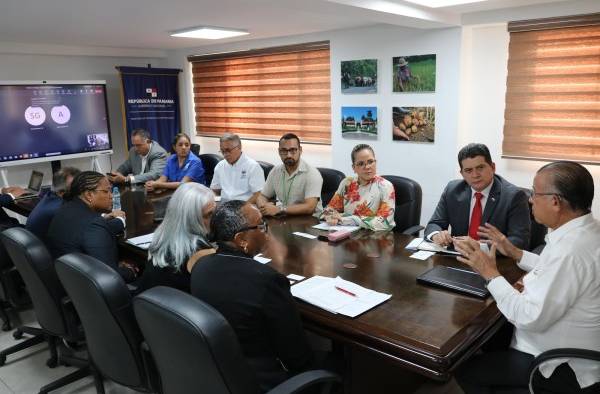Augusto Valderrama, ministro de Desarrollo Agropecuario, se reúne con representantes de la Aphis de Estados Unidos para reforzar controles y contrarrestar al gusano barrenador del ganado. Augusto Valderrama, ministro de Desarrollo Agropecuario, se reúne con representantes de la Aphis de Estados Unidos para reforzar controles y contrarrestar al gusano barrenador del ganado.