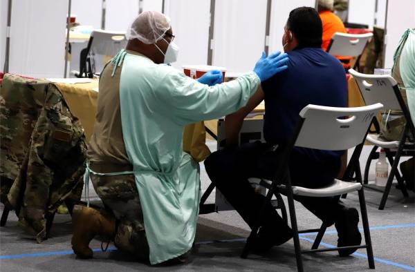 Un hombre recibe una vacuna, en San Juan (Puerto Rico) Un hombre recibe una vacuna, en San Juan (Puerto Rico)
