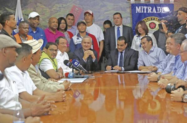 Mesa de negociación de la Convención Colectiva de los obreros de la construcción y la Capac, que dio final a la huelga en 2018 Mesa de negociación de la Convención Colectiva de los obreros de la construcción y la Capac, que dio final a la huelga en 2018