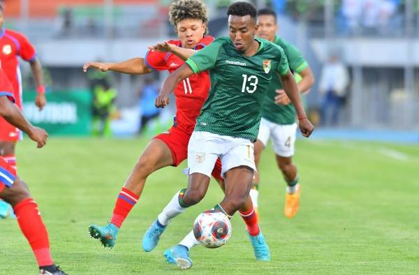José Bernal (izq.) de Panamá disputa el balón con Jaime Arrascaita de Bolivia, durante el partido amistoso en el estadio Félix Capriles, este 27 de agosto de 2023. José Bernal (izq.) de Panamá disputa el balón con Jaime Arrascaita de Bolivia, durante el partido amistoso en el estadio Félix Capriles, este 27 de agosto de 2023.
