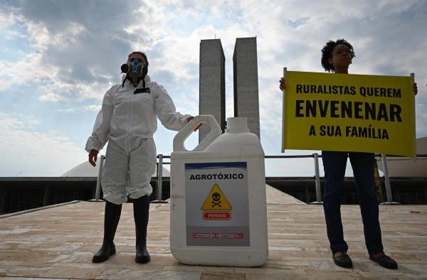 Activistas de Greenpeace participan en una protesta contra el uso indiscriminado de pesticidas agrícolas, frente al Congreso Nacional en Brasilia (Brasil), en una fotografía de archivo. Activistas de Greenpeace participan en una protesta contra el uso indiscriminado de pesticidas agrícolas, frente al Congreso Nacional en Brasilia (Brasil), en una fotografía de archivo.