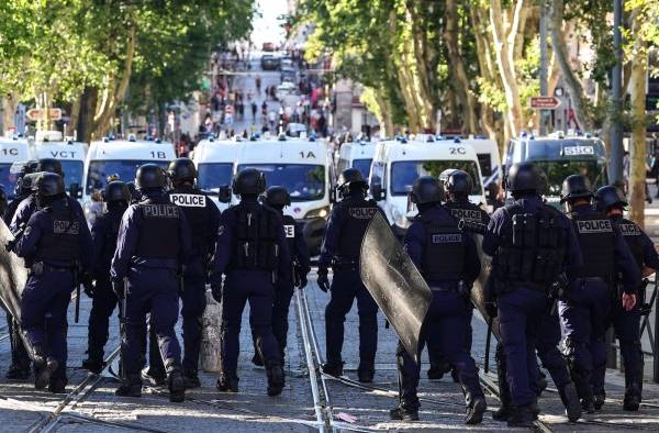 Macron anunció una reunión sobre la situación este domingo por la noche con su primera ministra, el ministro del Interior y el de justicia. Macron anunció una reunión sobre la situación este domingo por la noche con su primera ministra, el ministro del Interior y el de justicia.