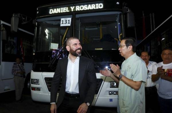 Esta imagen publicada por la Presidencia de Nicaragua muestra al hijo del presidente de Nicaragua, Daniel Ortega, Laureano Ortega, asistiendo a una ceremonia en la que el país recibió 250 autobuses de China en Managua el 17 de noviembre de 2023. Esta imagen publicada por la Presidencia de Nicaragua muestra al hijo del presidente de Nicaragua, Daniel Ortega, Laureano Ortega, asistiendo a una ceremonia en la que el país recibió 250 autobuses de China en Managua el 17 de noviembre de 2023.