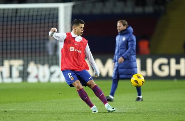 El lateral del Barcelona Joao Cancelo, durante el calentamiento previo al partido de LaLiga de fútbol que FC Barcelona y Atlético de Madrid disputan en el Camp Nou. EFE/Siu Wu El lateral del Barcelona Joao Cancelo, durante el calentamiento previo al partido de LaLiga de fútbol que FC Barcelona y Atlético de Madrid disputan en el Camp Nou. EFE/Siu Wu